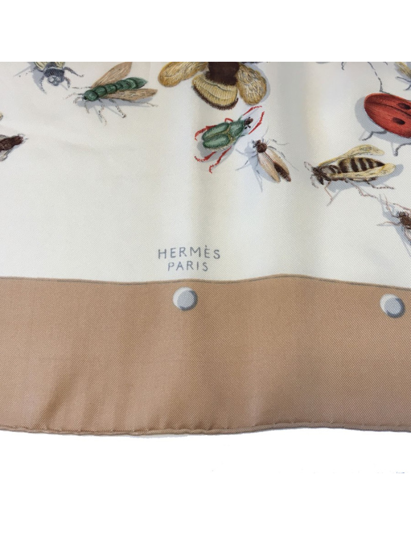 A NETTOYER Carré HERMÈS en soie ivoire et bordure beige foncé 