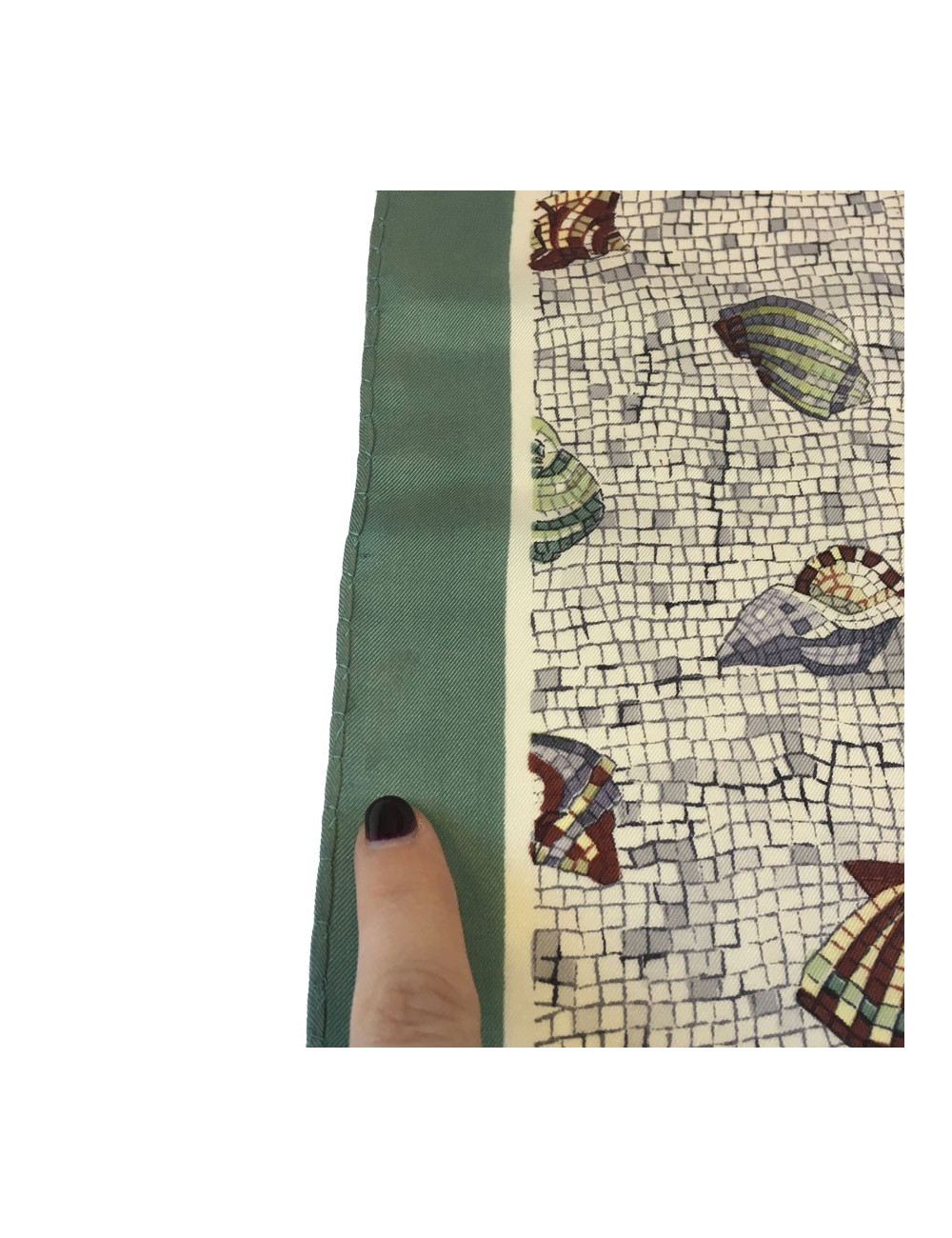 Petit carré HERMÈS en soie motif coquillage et bordure verte vintage