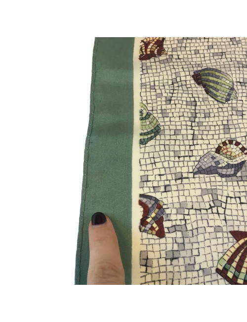 Petit carré HERMÈS en soie motif coquillage et bordure verte vintage
