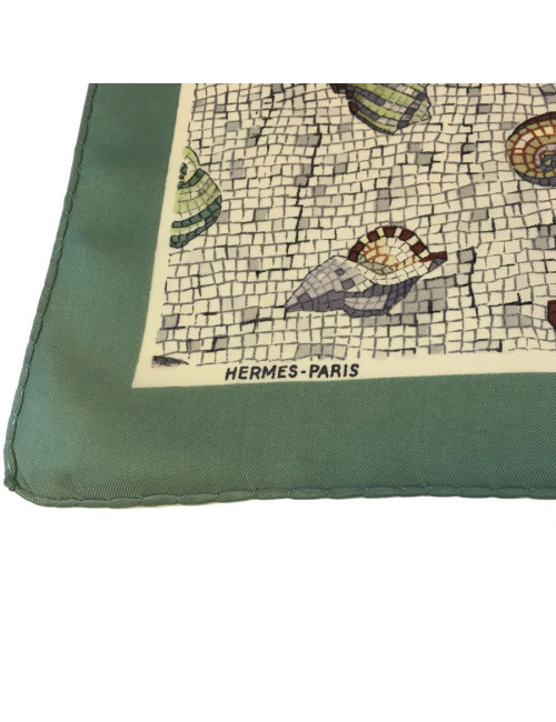 Petit carré HERMÈS en soie motif coquillage et bordure verte vintage