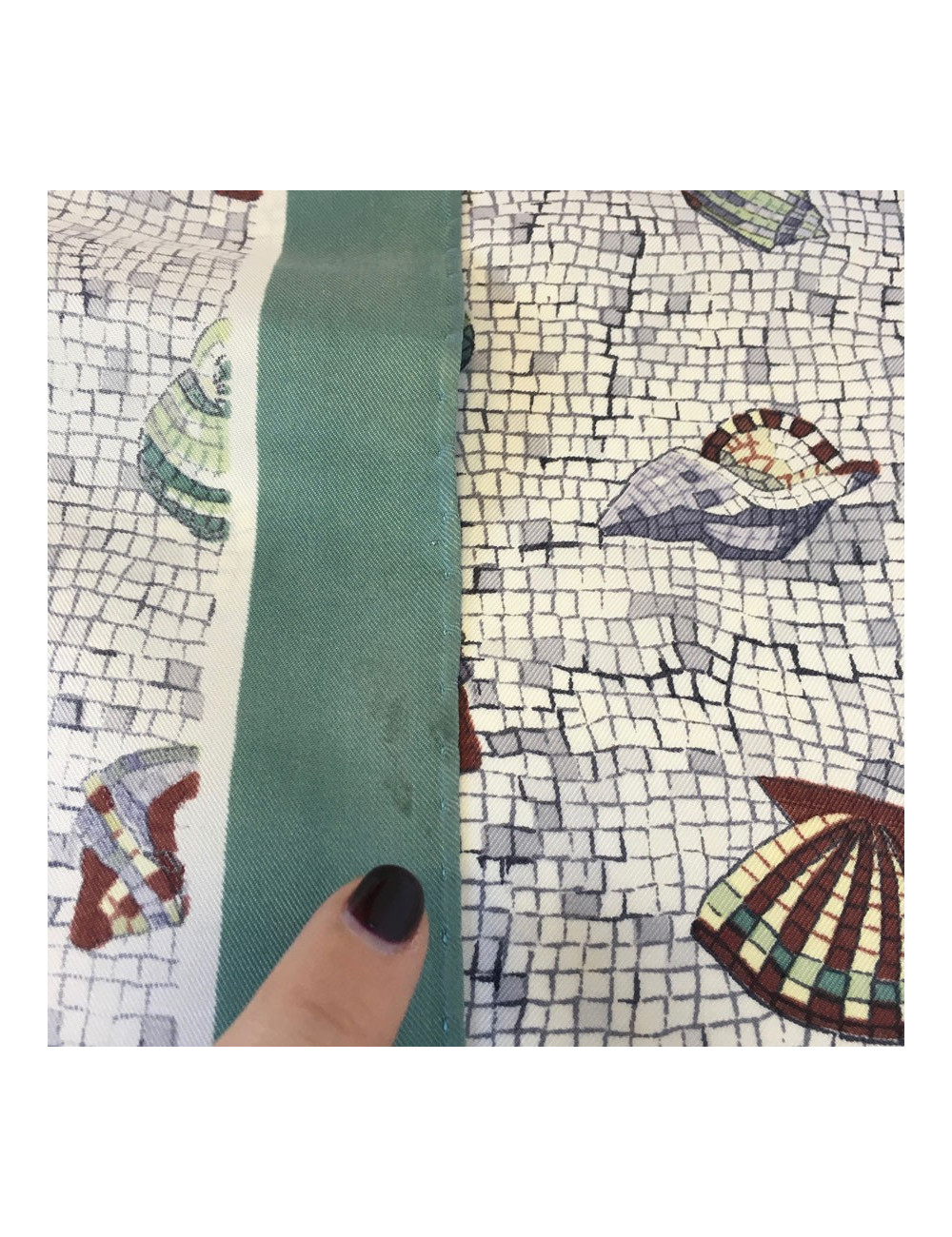 Petit carré HERMÈS en soie motif coquillage et bordure verte vintage