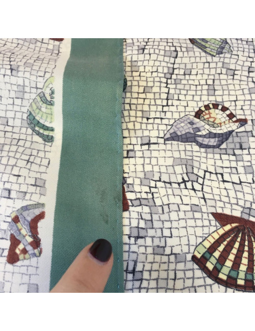 Petit carré HERMÈS en soie motif coquillage et bordure verte vintage