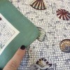Petit carré HERMÈS en soie motif coquillage et bordure verte vintage