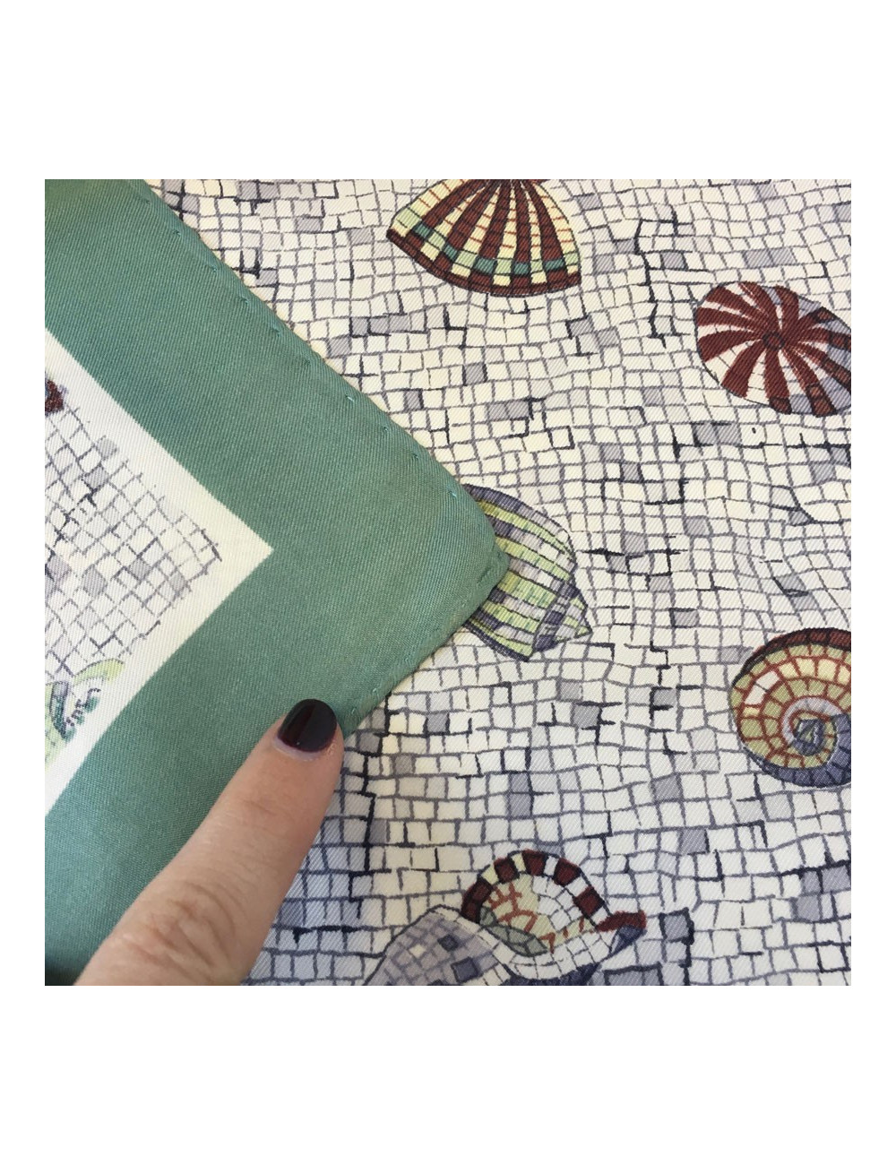 Petit carré HERMÈS en soie motif coquillage et bordure verte vintage