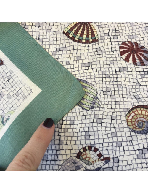 Petit carré HERMÈS en soie motif coquillage et bordure verte vintage