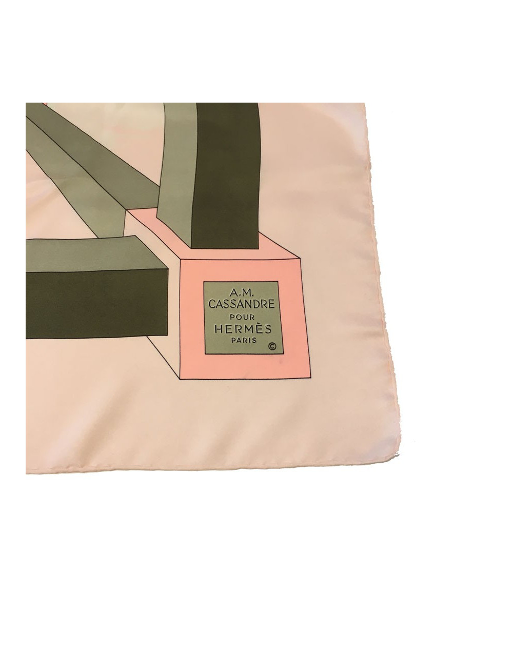 Carré HERMÈS A.M CASSANDRE pour HERMES en soie rose