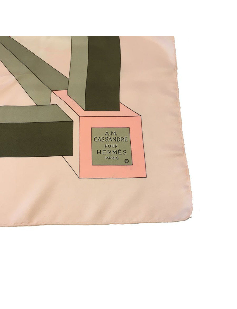 Carré HERMÈS A.M CASSANDRE pour HERMES en soie rose