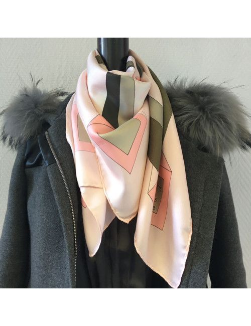 Carré HERMÈS A.M CASSANDRE pour HERMES en soie rose