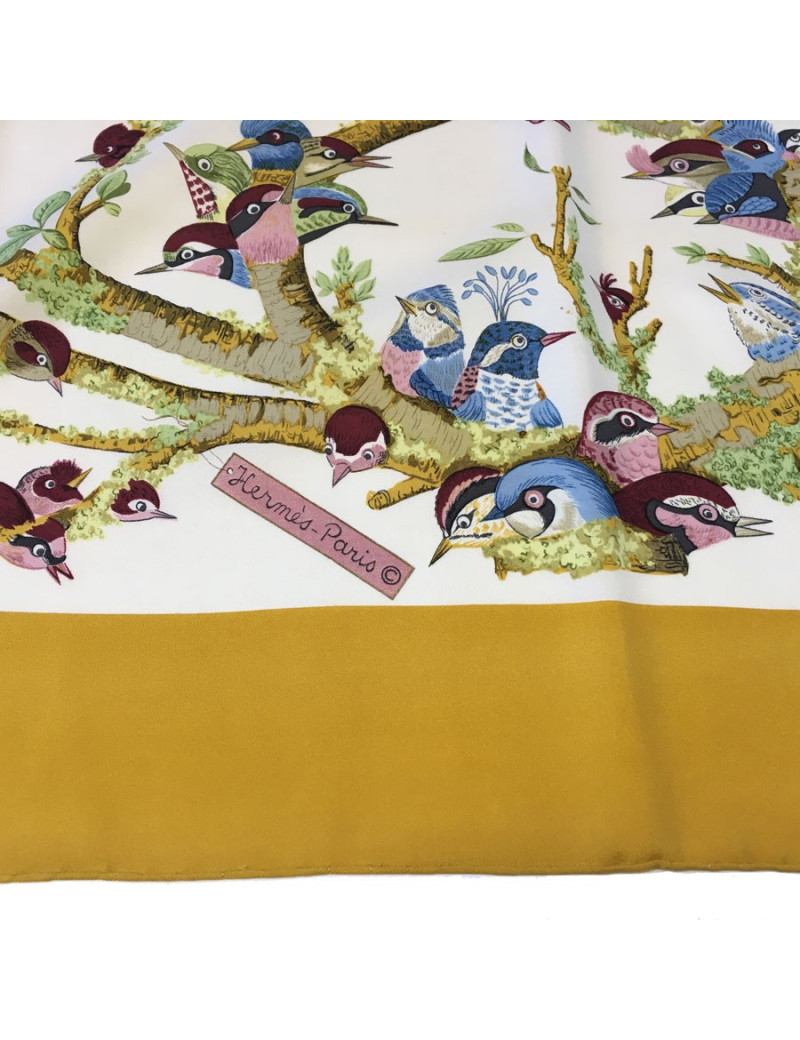 Carré HERMÈS "Bocage" en soie ivoire et bordure or