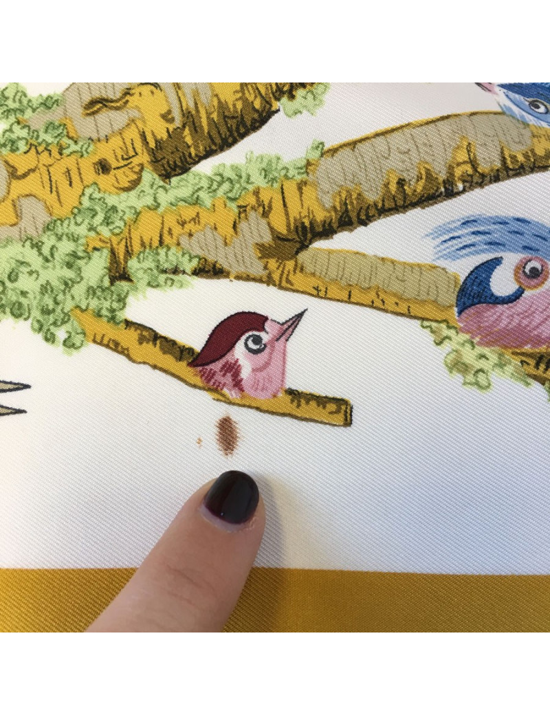 Carré HERMÈS "Bocage" en soie ivoire et bordure or