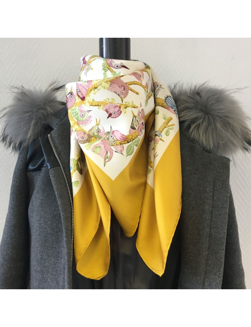 Carré HERMÈS "Bocage" en soie ivoire et bordure or