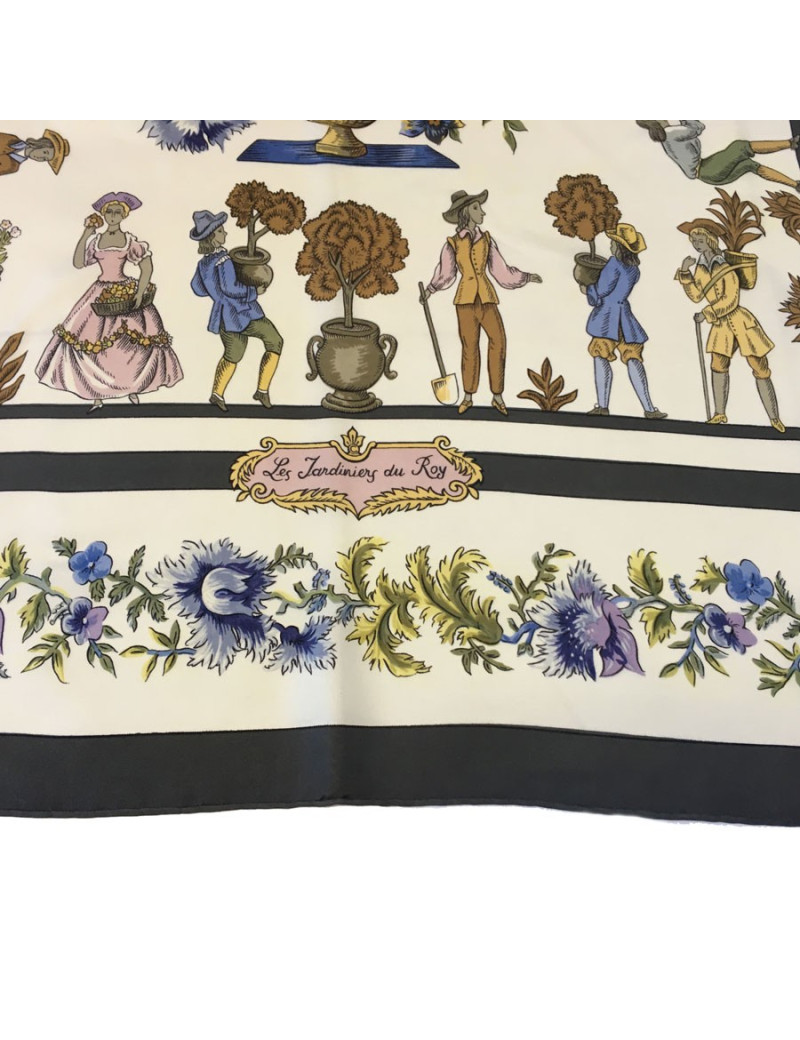 Carré HERMÈS "Les Jardiniers du Roy" en soie ivoire et bordure grise
