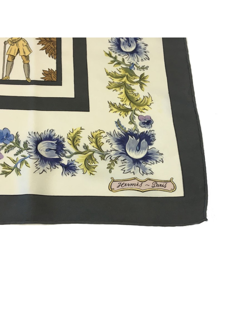 Carré HERMÈS "Les Jardiniers du Roy" en soie ivoire et bordure grise