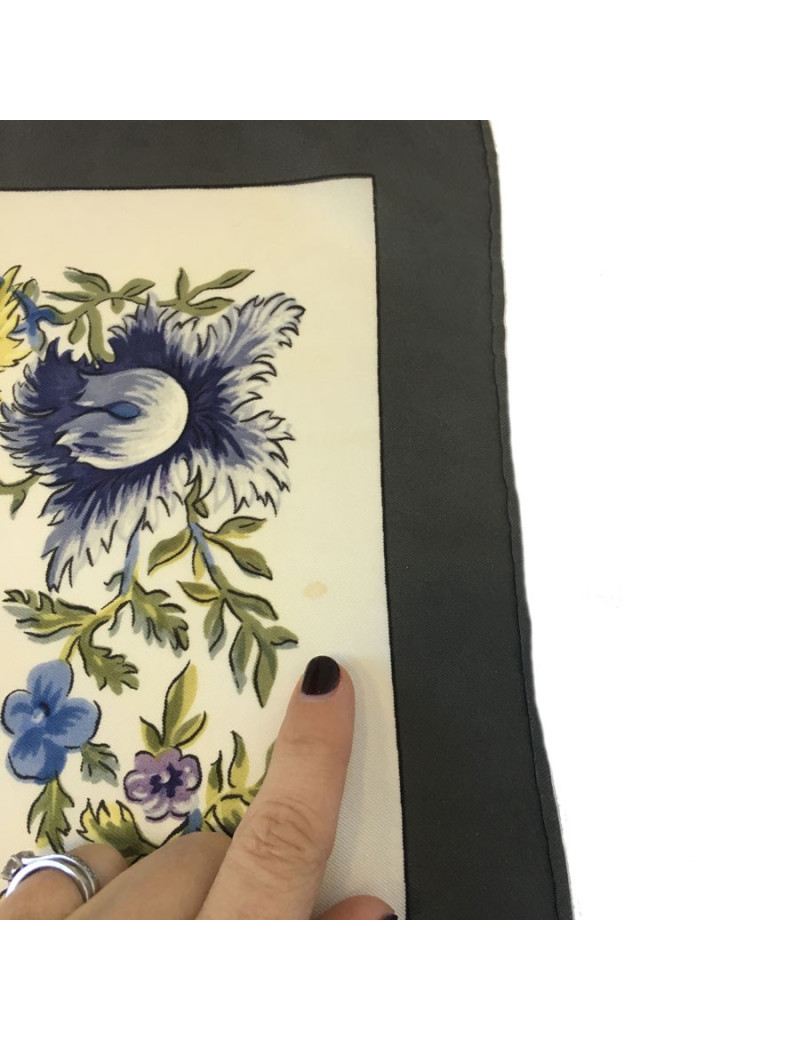 Carré HERMÈS "Les Jardiniers du Roy" en soie ivoire et bordure grise