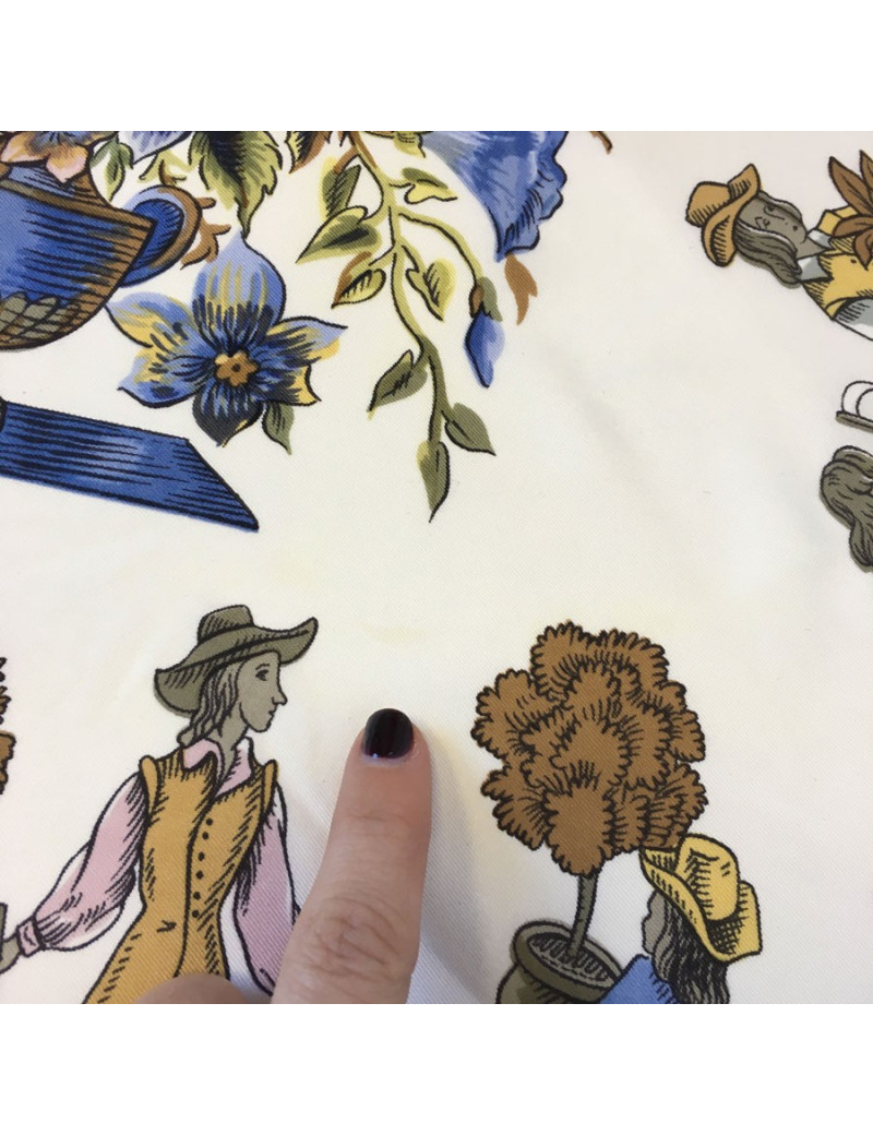 Carré HERMÈS "Les Jardiniers du Roy" en soie ivoire et bordure grise