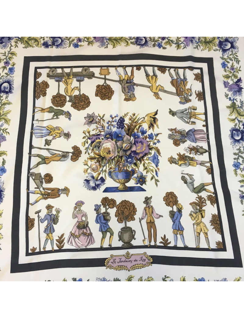 Carré HERMÈS "Les Jardiniers du Roy" en soie ivoire et bordure grise