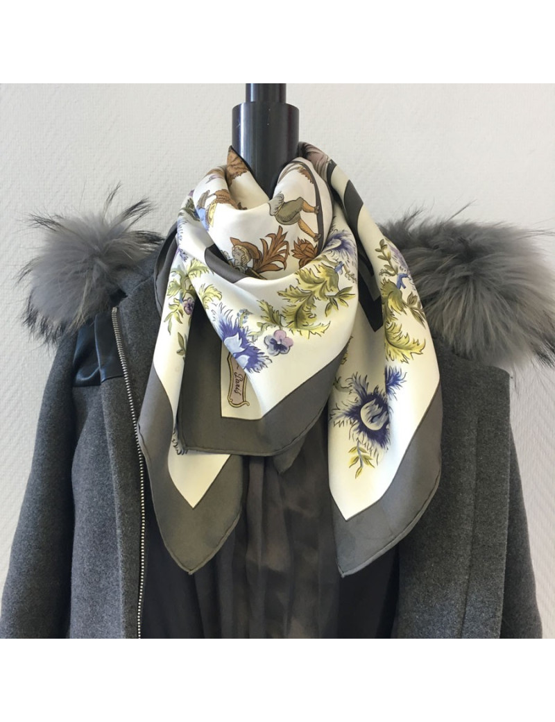 Carré HERMÈS "Les Jardiniers du Roy" en soie ivoire et bordure grise