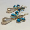 Boucles d'oreille clous MARGUERITE DE VALOIS papillon en pâte de verre bleue, strass et perle nacrée