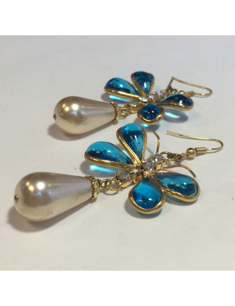Boucles d'oreille clous MARGUERITE DE VALOIS papillon en pâte de verre bleue, strass et perle nacrée