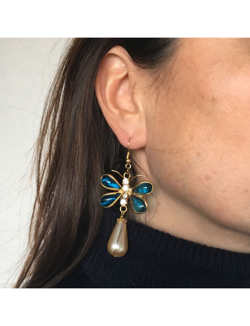 Boucles d'oreille clous MARGUERITE DE VALOIS papillon en pâte de verre bleue, strass et perle nacrée