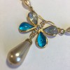 Collier MARGUERITE DE VALOIS papillon en perles en pâte de verre nacrée, bleue et strass 
