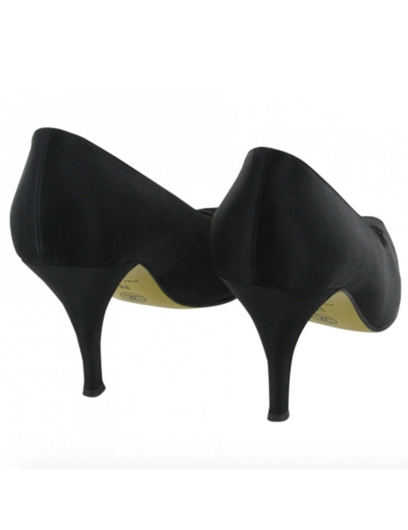 Couture CHANEL in black Duchess satin pumps