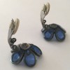 xxx Boucles d'oreille clips MARGUERITE DE VALOIS fleurette en pâte de verre bleu foncé