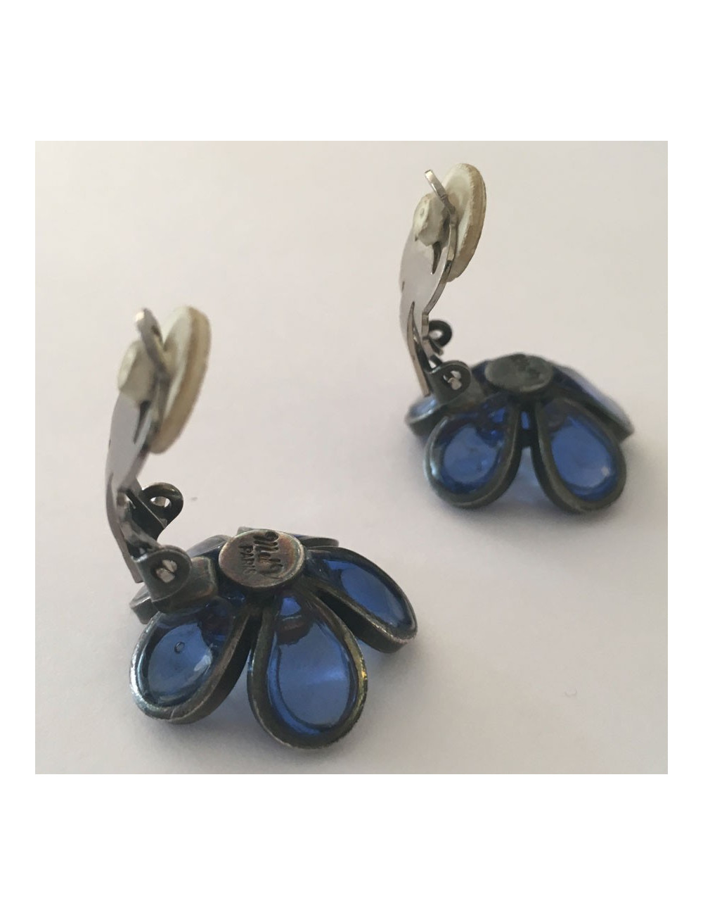 xxx Boucles d'oreille clips MARGUERITE DE VALOIS fleurette en pâte de verre bleu foncé