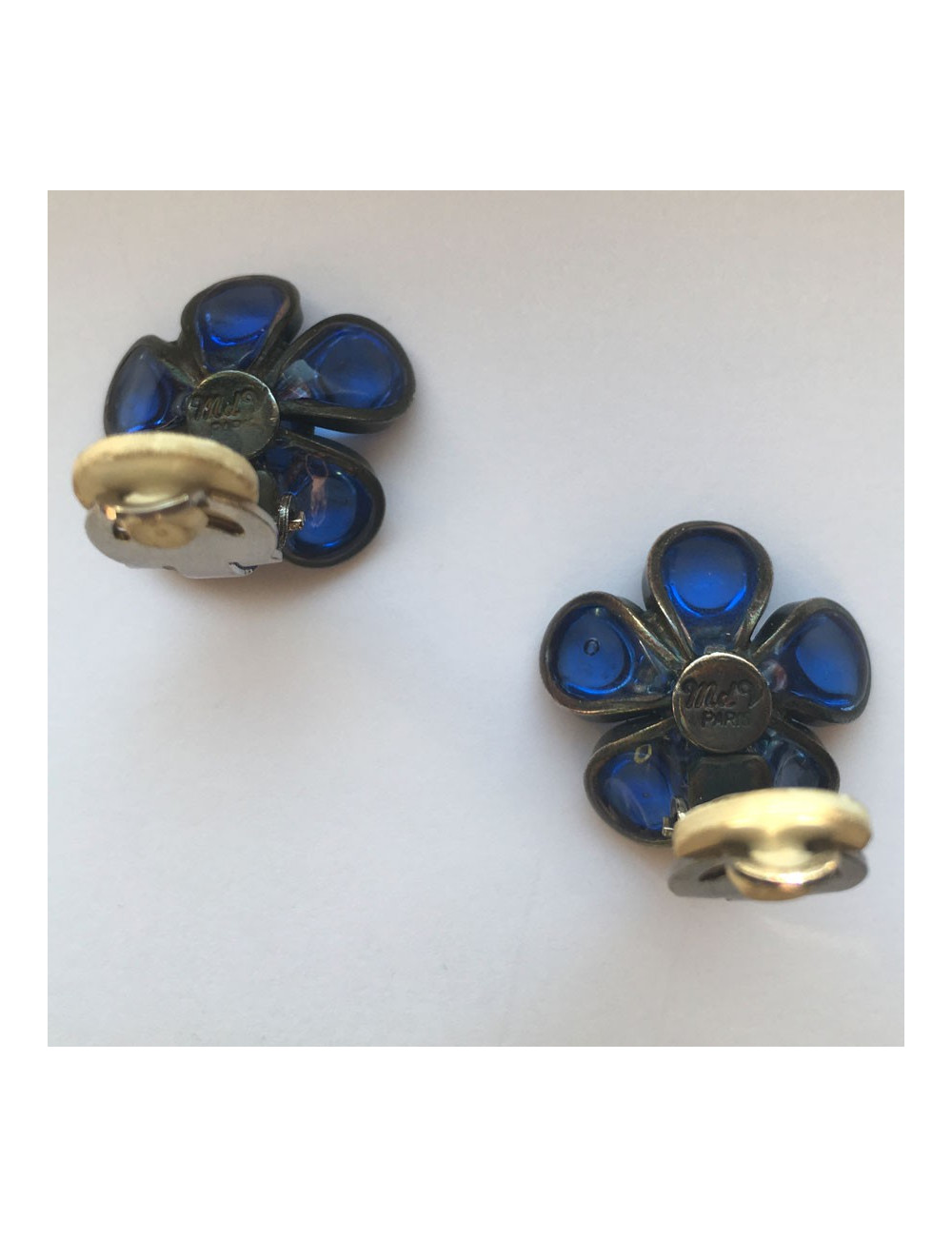 xxx Boucles d'oreille clips MARGUERITE DE VALOIS fleurette en pâte de verre bleu foncé
