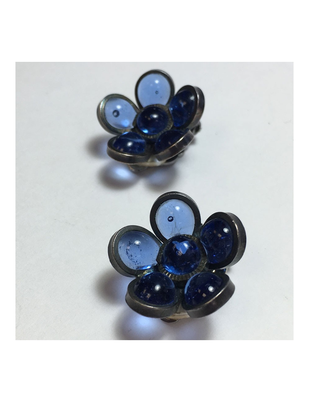 xxx Boucles d'oreille clips MARGUERITE DE VALOIS fleurette en pâte de verre bleu foncé