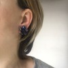 xxx Boucles d'oreille clips MARGUERITE DE VALOIS fleurette en pâte de verre bleu foncé