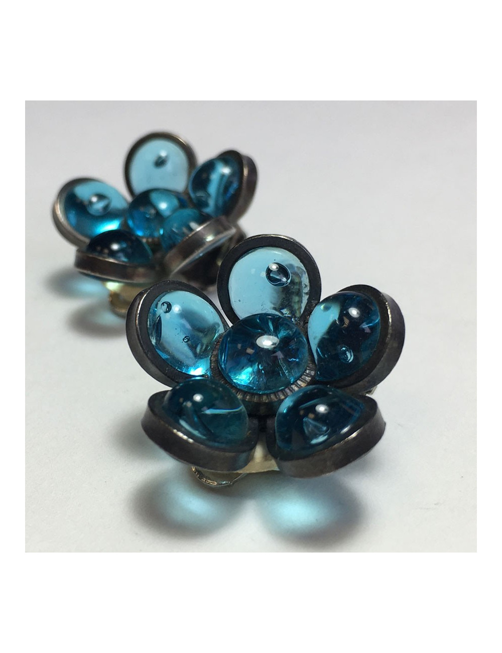 xxx Boucles d'oreille clips MARGUERITE DE VALOIS fleurette en pâte de verre bleu clair