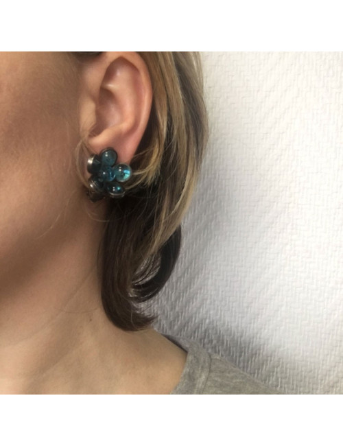 xxx Boucles d'oreille clips MARGUERITE DE VALOIS fleurette en pâte de verre bleu clair