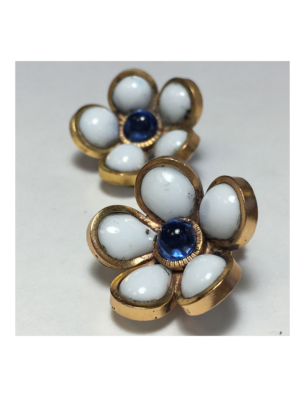 xxx Boucles d'oreille clips MARGUERITE DE VALOIS fleurette en pâte de verre blanche