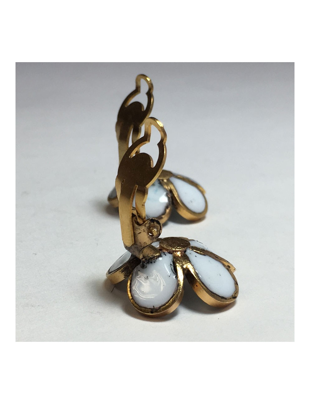 xxx Boucles d'oreille clips MARGUERITE DE VALOIS fleurette en pâte de verre blanche