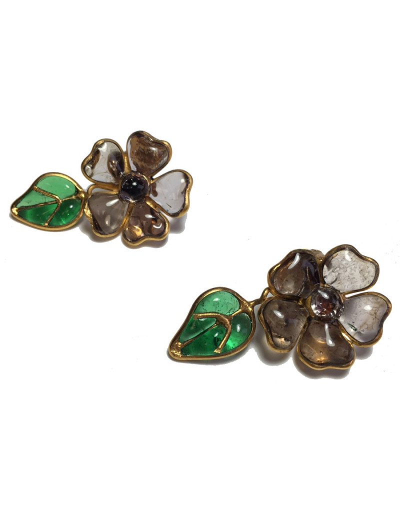 Boucles d'oreille clips MARGUERITE DE VALOIS fleur en pâte de verre mauve et feuille en pâte de verre verte