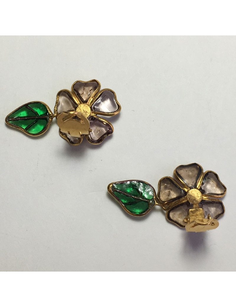 Boucles d'oreille clips MARGUERITE DE VALOIS fleur en pâte de verre mauve et feuille en pâte de verre verte