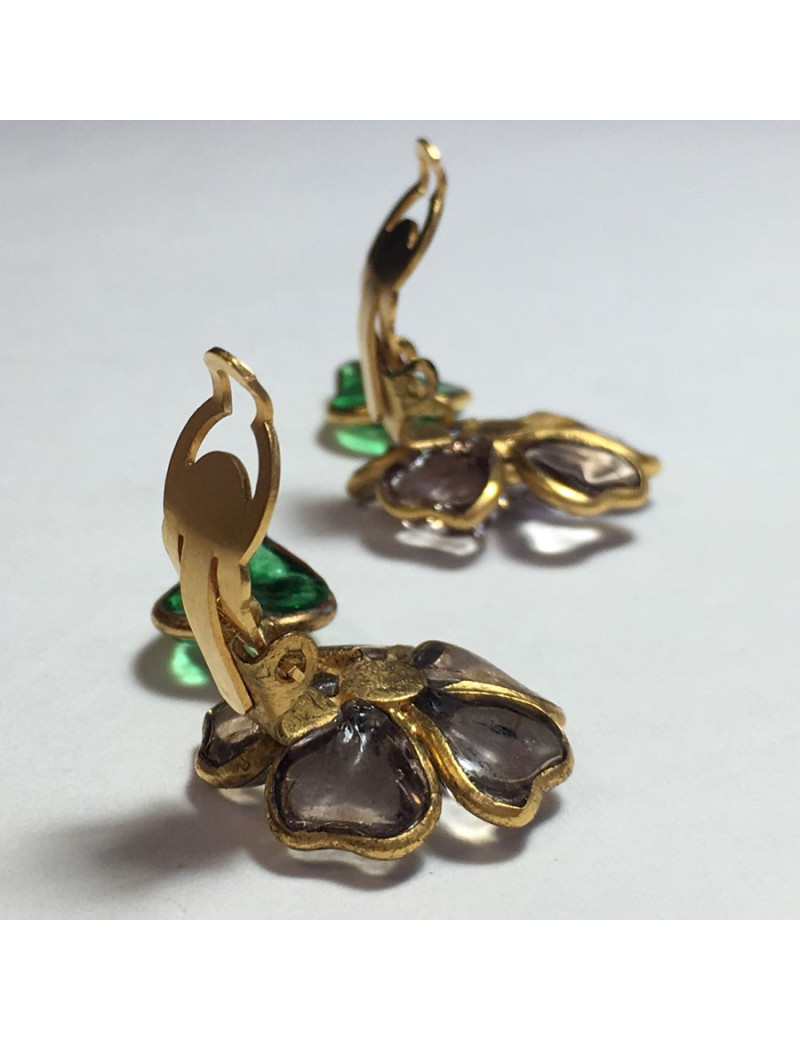 Boucles d'oreille clips MARGUERITE DE VALOIS fleur en pâte de verre mauve et feuille en pâte de verre verte