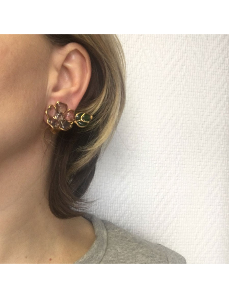 Boucles d'oreille clips MARGUERITE DE VALOIS fleur en pâte de verre mauve et feuille en pâte de verre verte