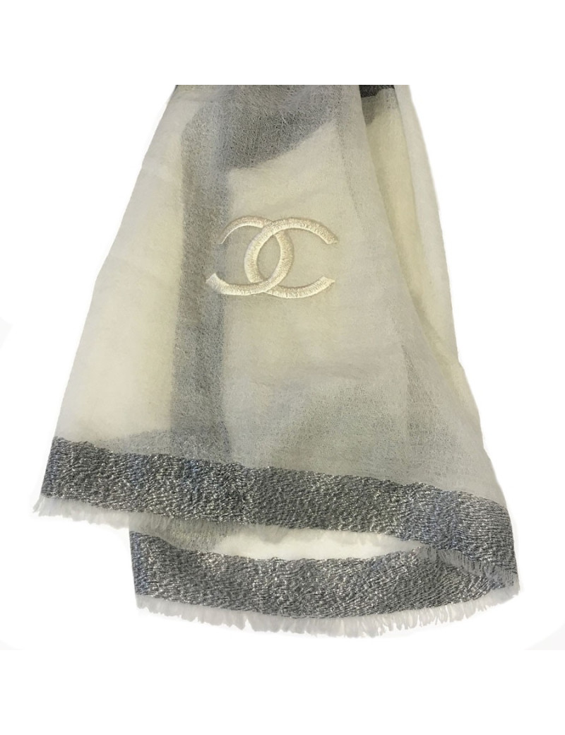 Châle CHANEL en soie ivoire, anthracite, bordure gris foncé et fils argentés