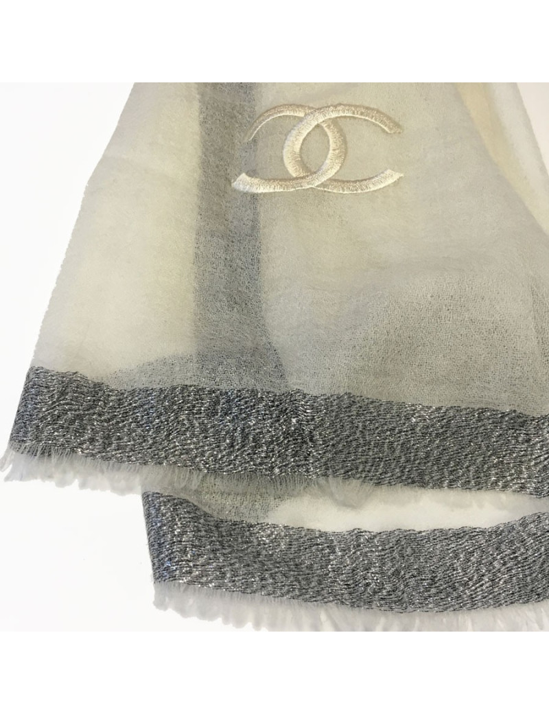Châle CHANEL en soie ivoire, anthracite, bordure gris foncé et fils argentés