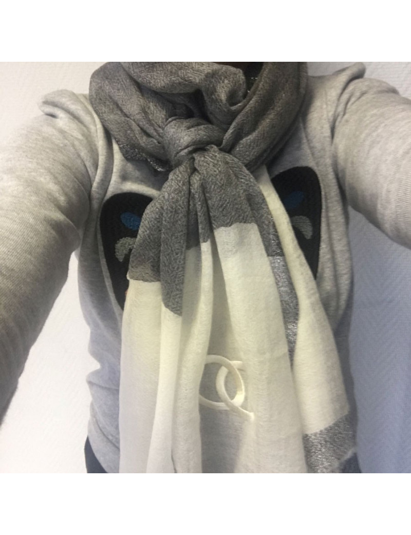 Châle CHANEL en soie ivoire, anthracite, bordure gris foncé et fils argentés