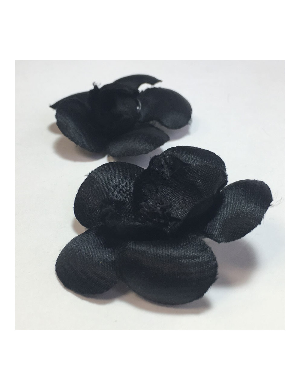 xxx Boucles d'oreille clips CHANEL camélias en soie noire vintage