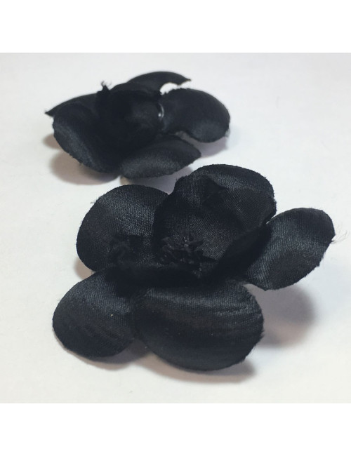 xxx Boucles d'oreille clips CHANEL camélias en soie noire vintage