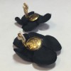 xxx Boucles d'oreille clips CHANEL camélias en soie noire vintage
