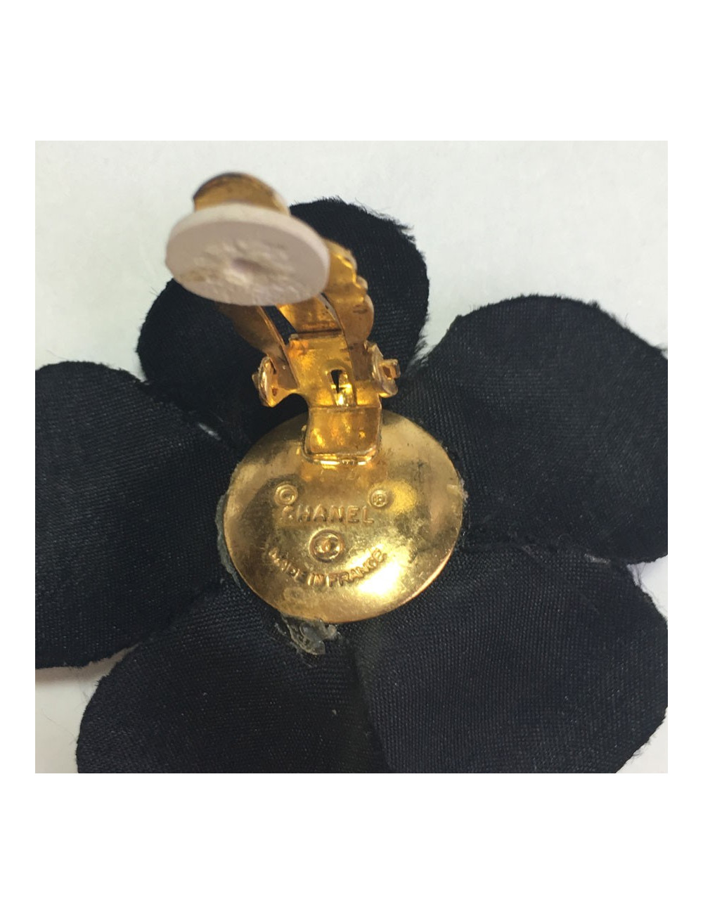 xxx Boucles d'oreille clips CHANEL camélias en soie noire vintage