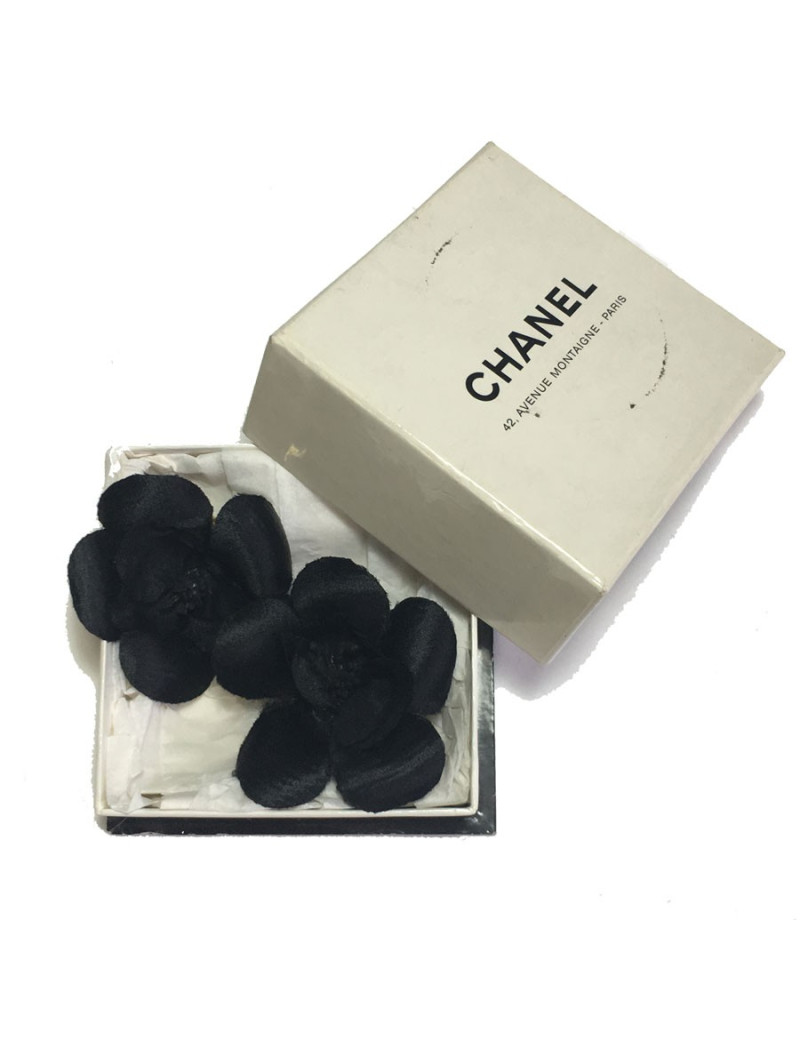 Earrings clips CHANEL camellias in vintage black silk