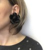 xxx Boucles d'oreille clips CHANEL camélias en soie noire vintage