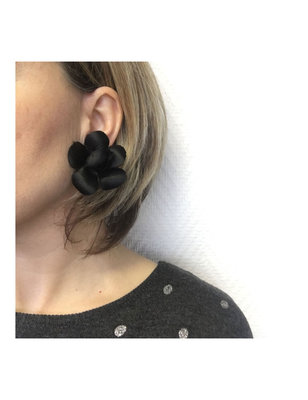 xxx Boucles d'oreille clips CHANEL camélias en soie noire vintage