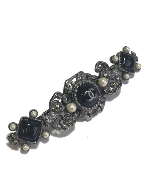 Barrette CHANEL en métal argenté perles nacrées, strass et pâte de verre noir pailletée